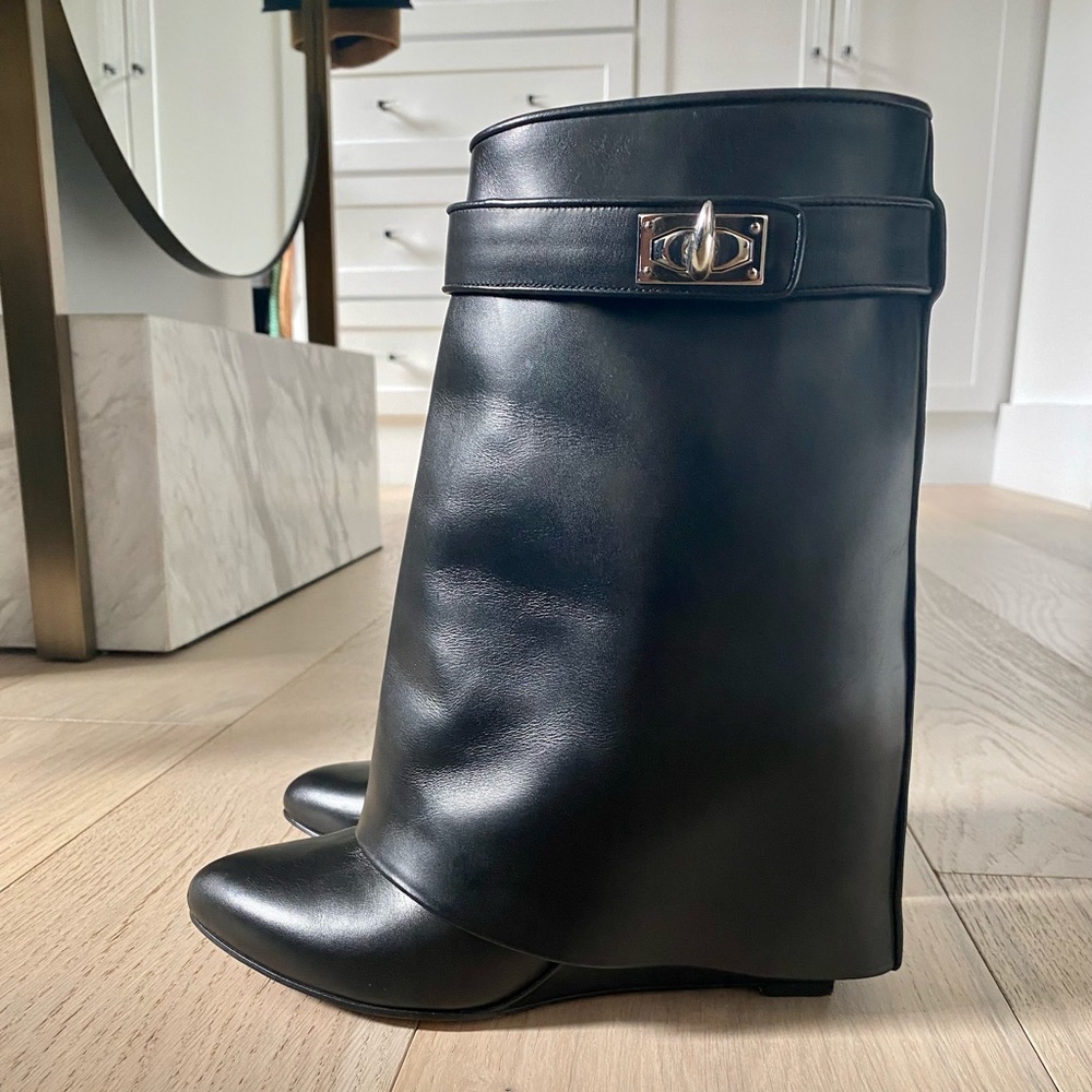 EUC GIVENCHY SHARK LOCK ANKLE BOOTS IN BLACK LEATHER Size 39.5
